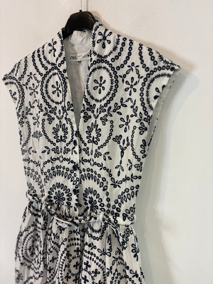 ZARA. Vestido midi blanco bordados