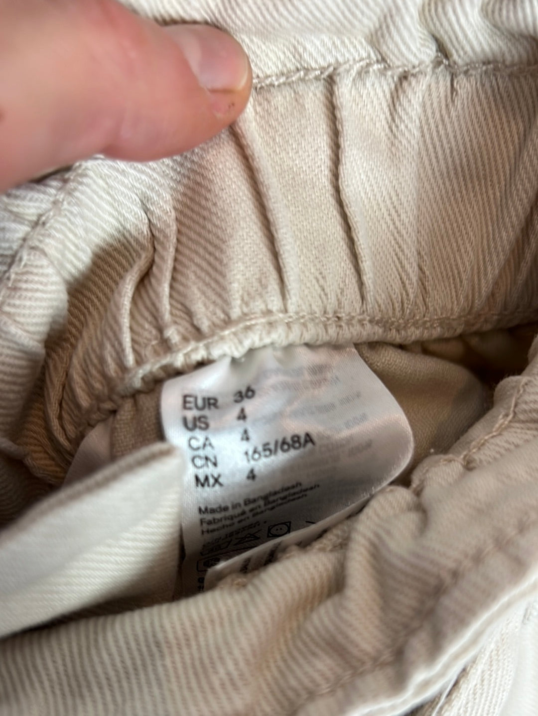 H&M. Pantalón corto denim beige. T 36