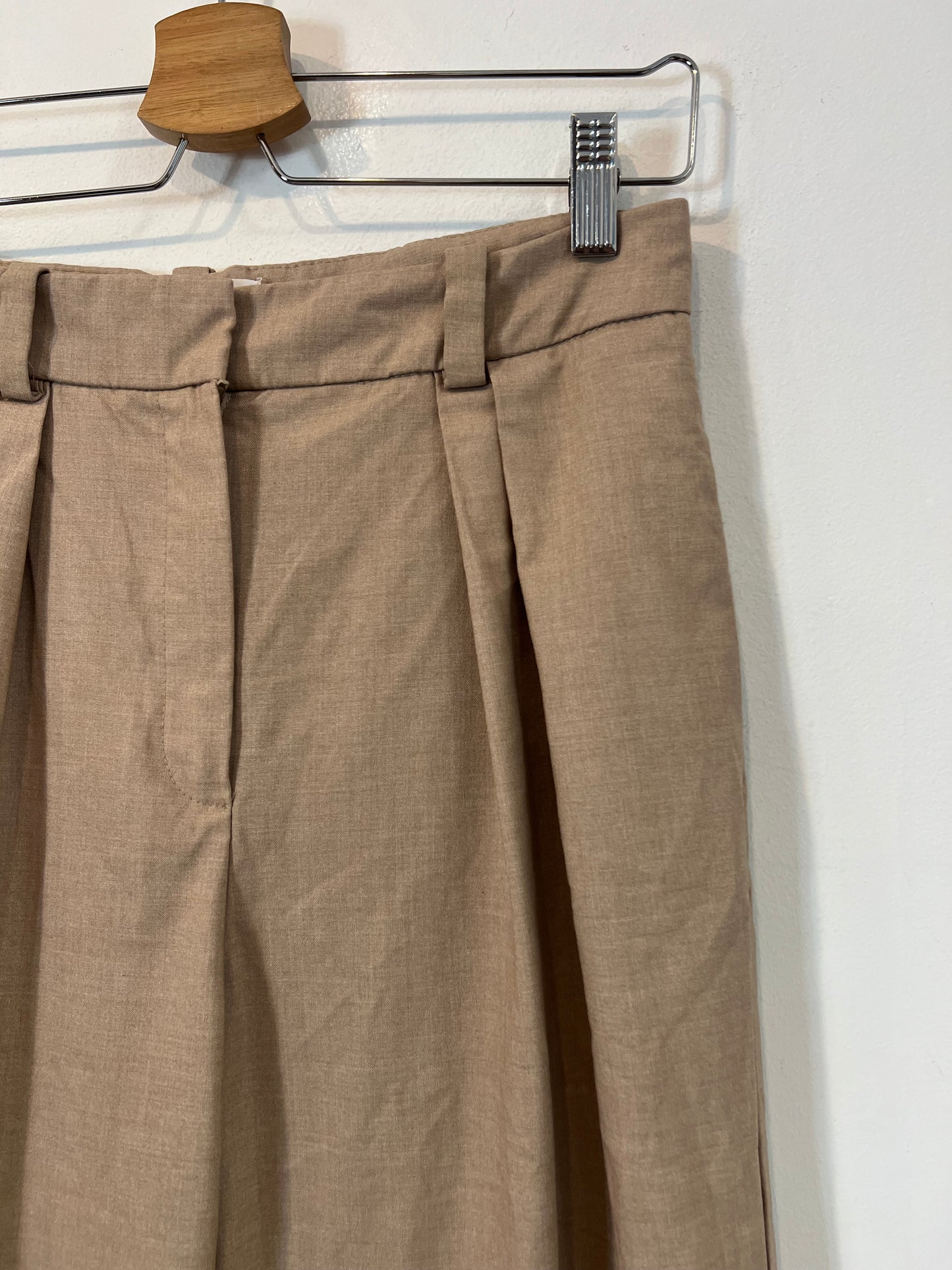 MANGO. Pantalón pinzas beige T.36