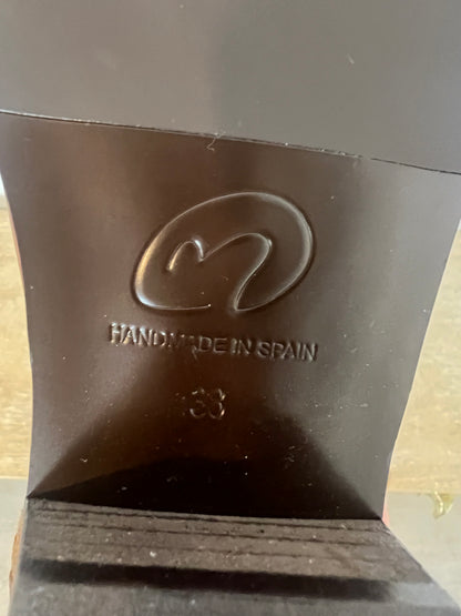 MICUIR. Botines camel tachuelas T.38