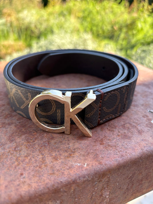 CALVIN KLEIN. Cinturón marrón logo