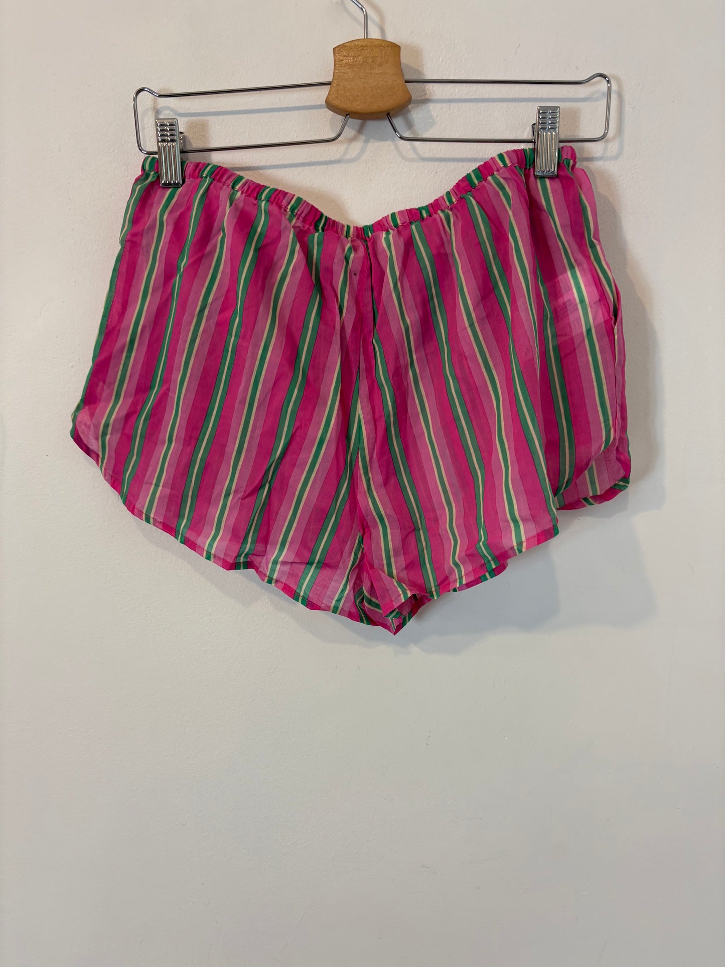 MANGO. Pantalón corto fucsia rayas. T S