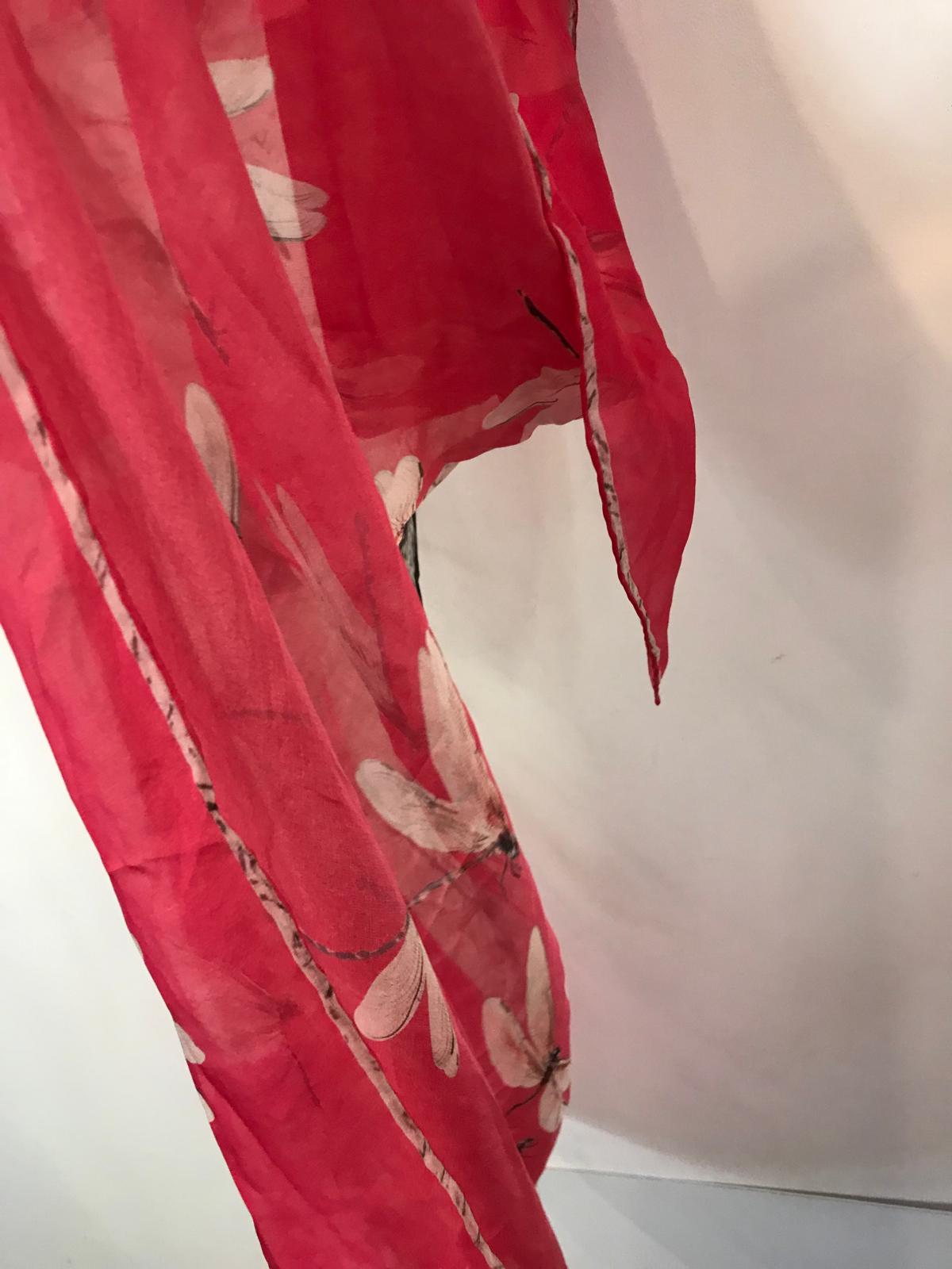 ALEXANDER McQUEEN. Pañuelo de seda rosa calavera
