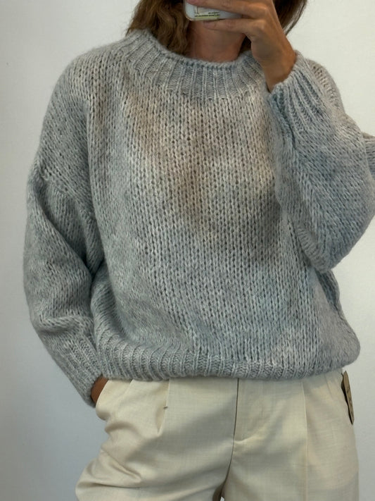 OTHERS. Light gray sweater. TS/M