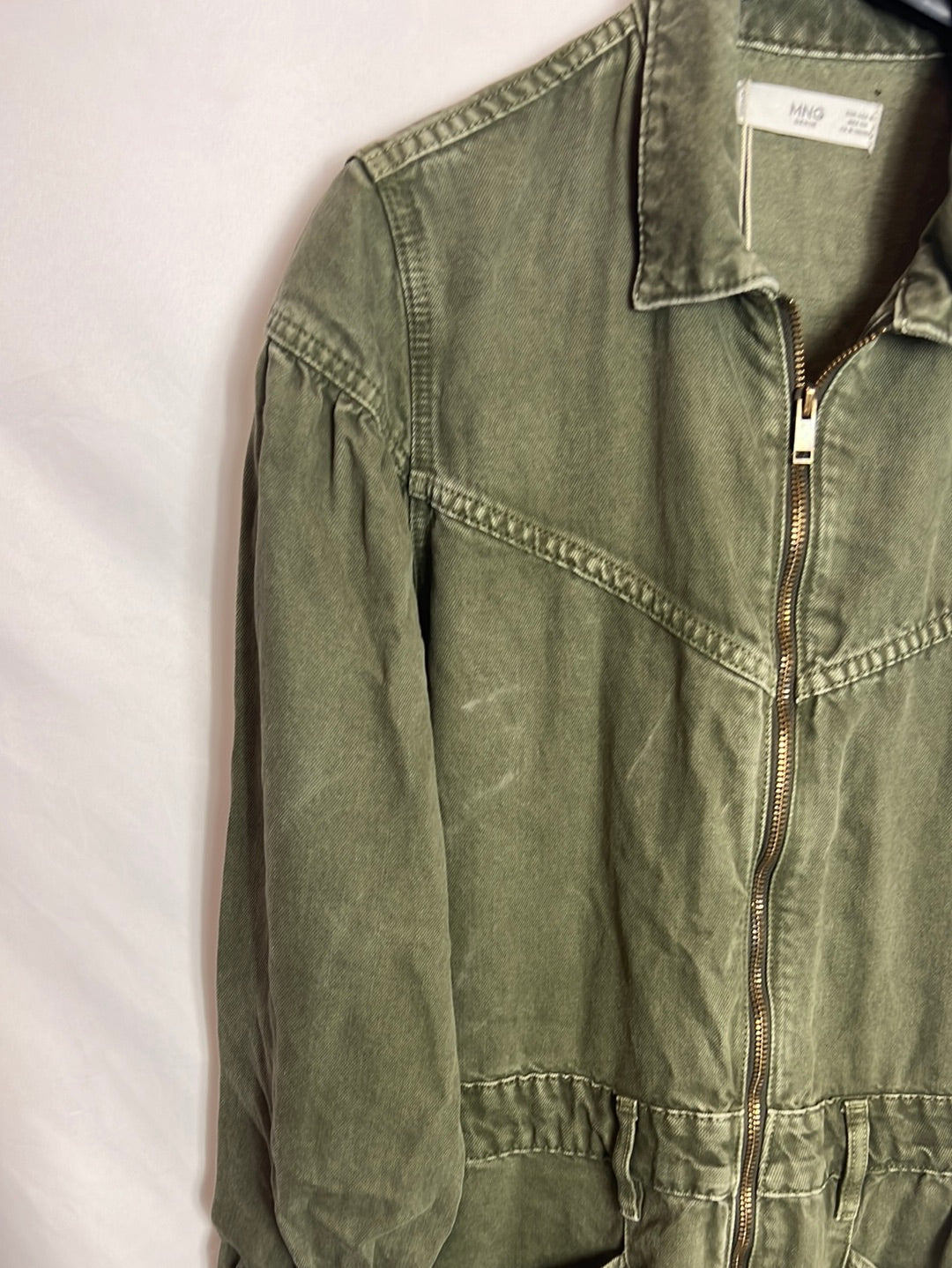 MANGO. Mono denim verde efecto desgastado. T S