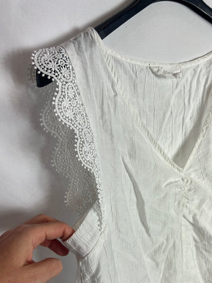 POLÍN ET MOI. Textured white sleeveless blouse. T.L.