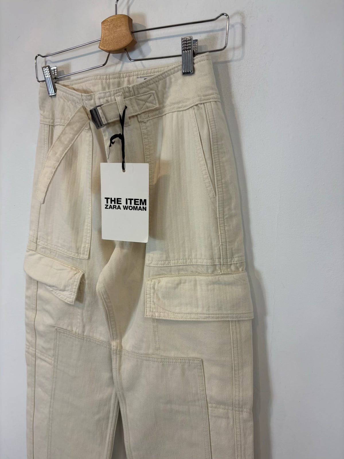 ZARA. Denim beige bolsillos