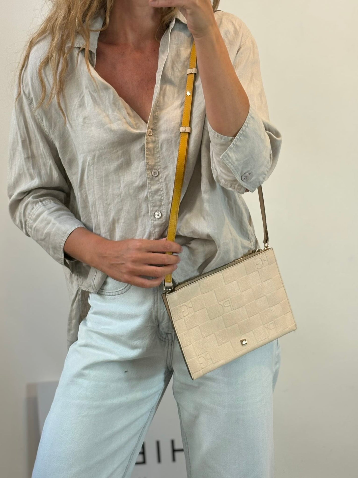 PURIFICACIÓN GARCIA. Bolso bandolera piel beige