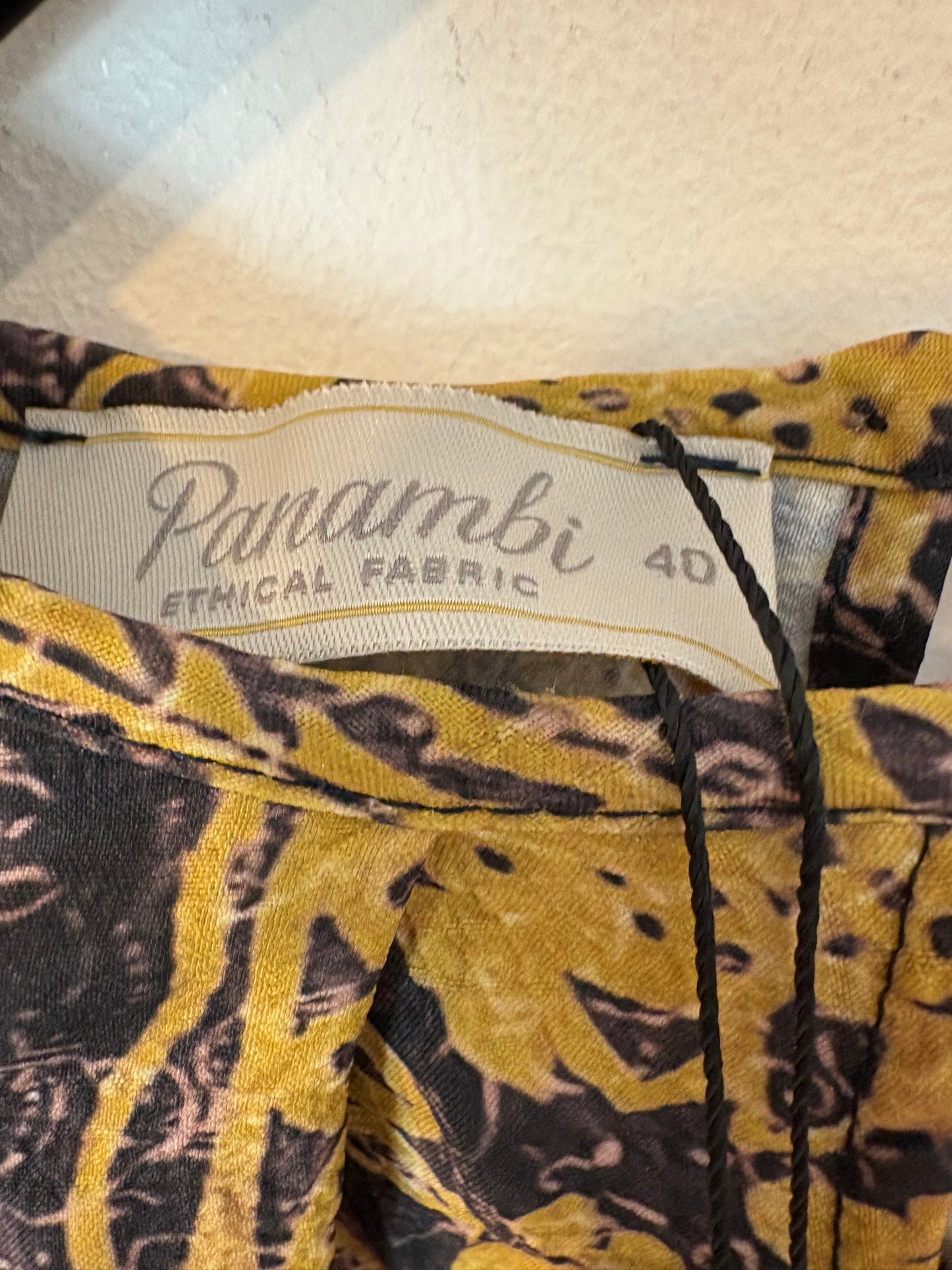 PANAMBI. Blusa estampada hombreras