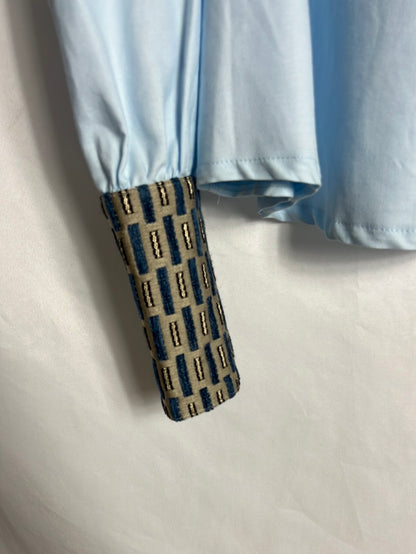 MARÀVIC .Blusa azul claro puños bordados. T XS