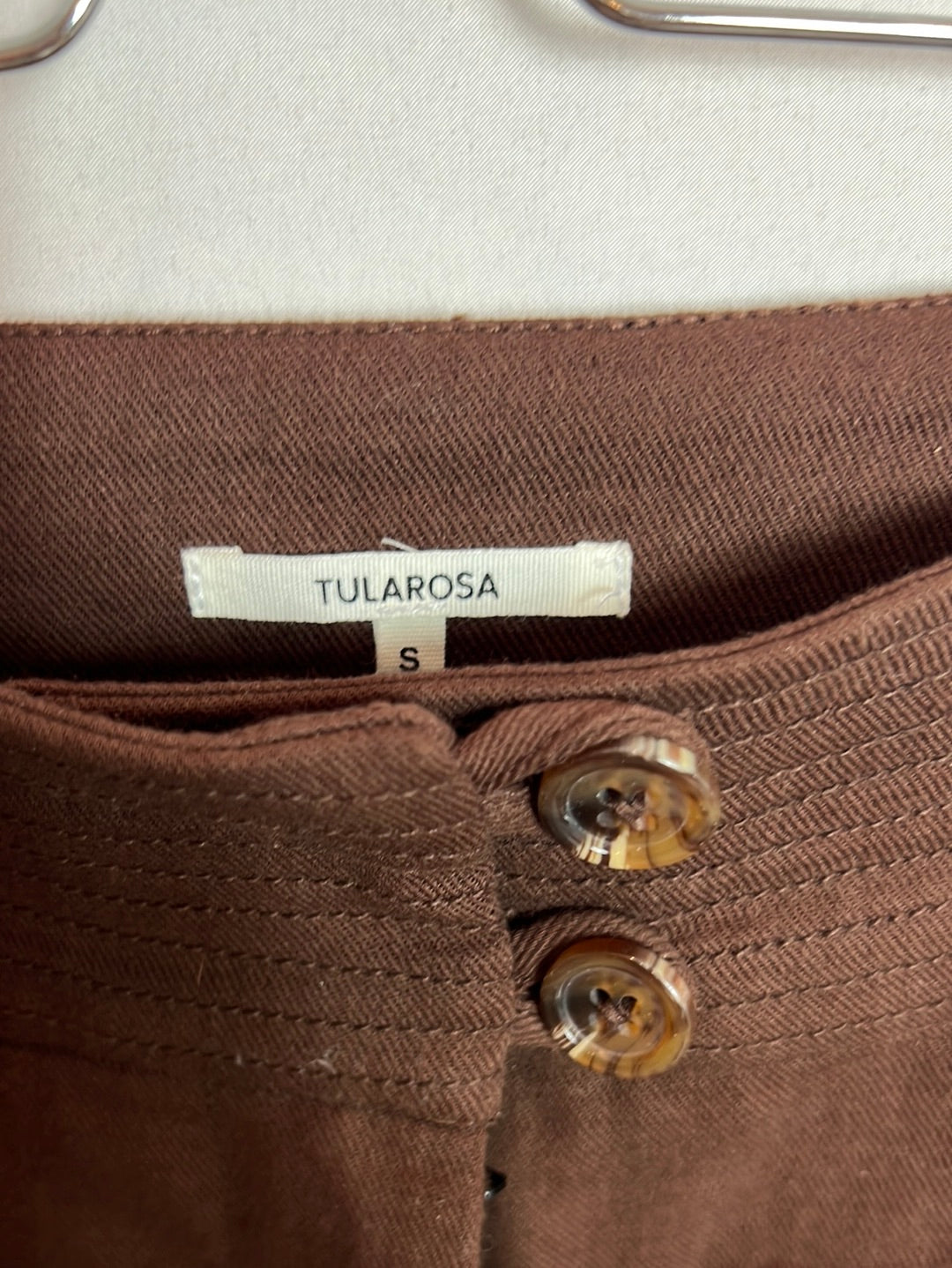 TULAROSA. Falda corta marrón bolsillos. T S