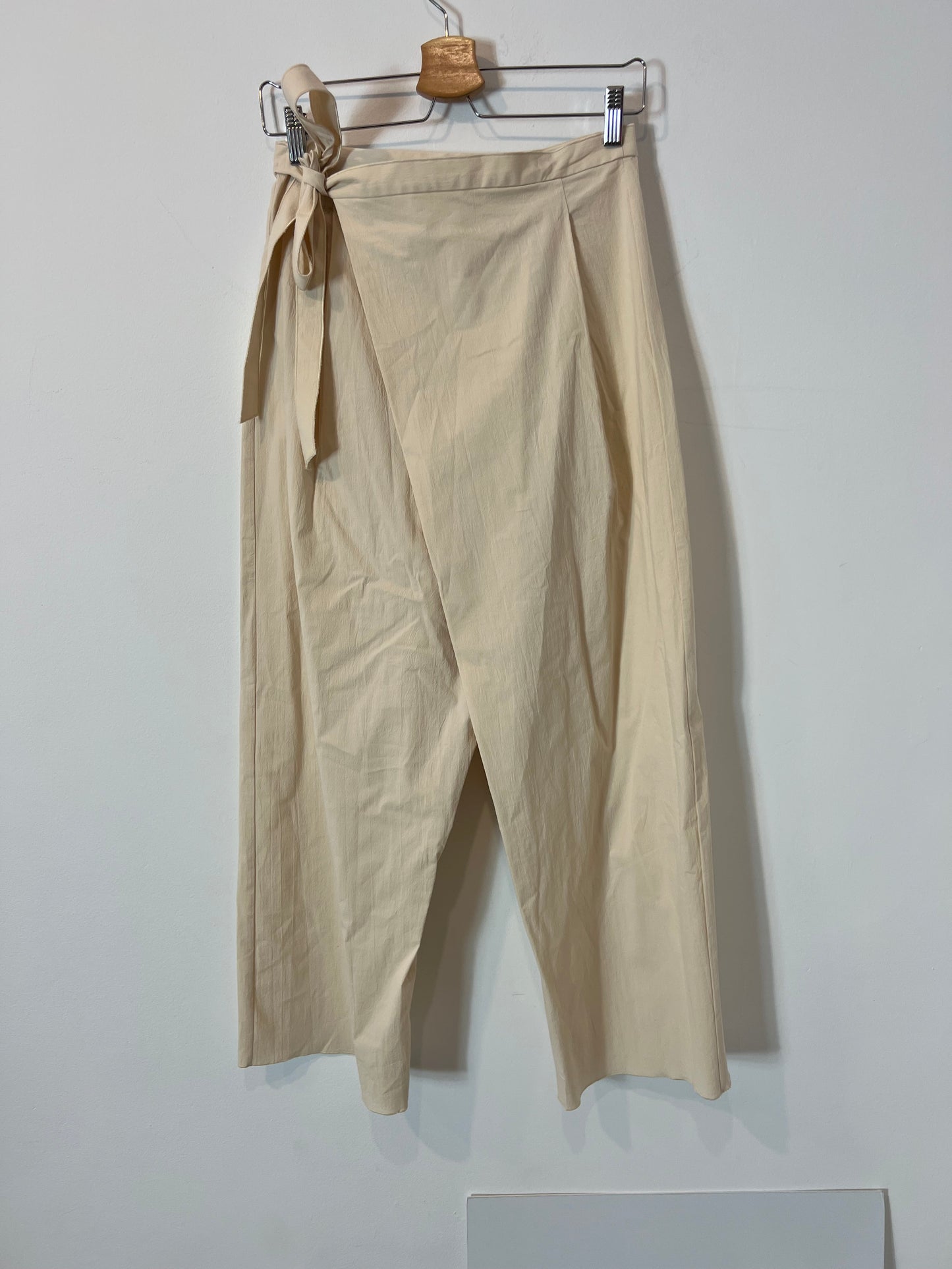 ZARA. Beige textured skirt-effect trousers. XS