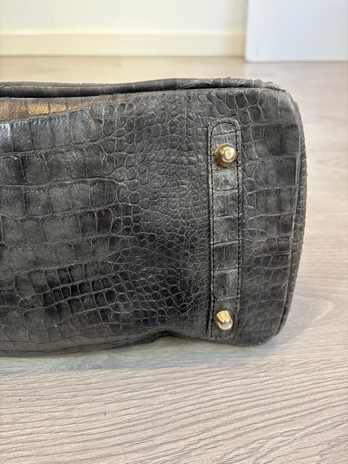 OTRAS. Bolso de mano gris piel