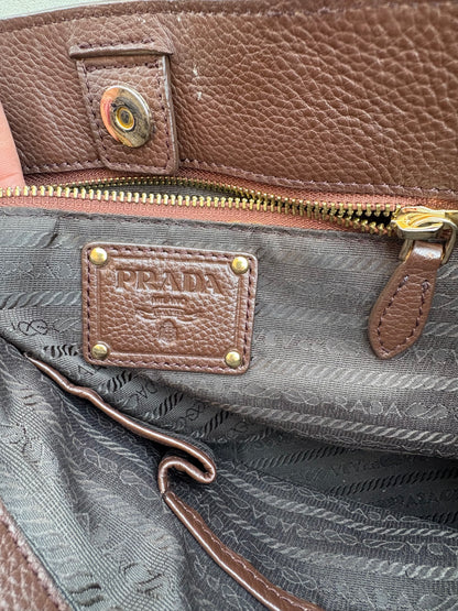 PRADA. Bolso marrón Vitello de piel granulada