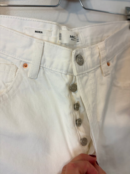 MANGO. Pantalón blanco abotonado