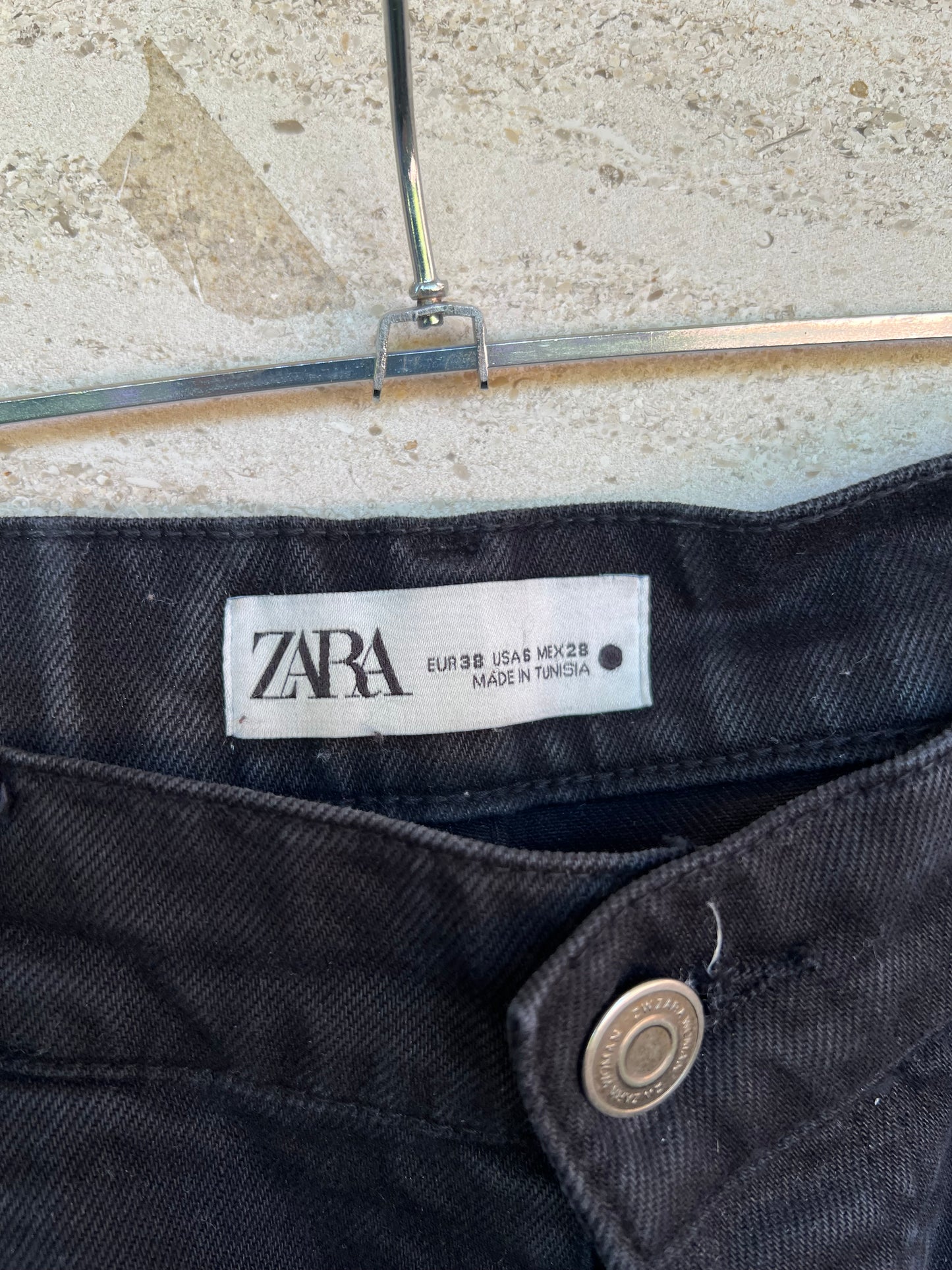 ZARA. Denim recto negro abotonado. T 38