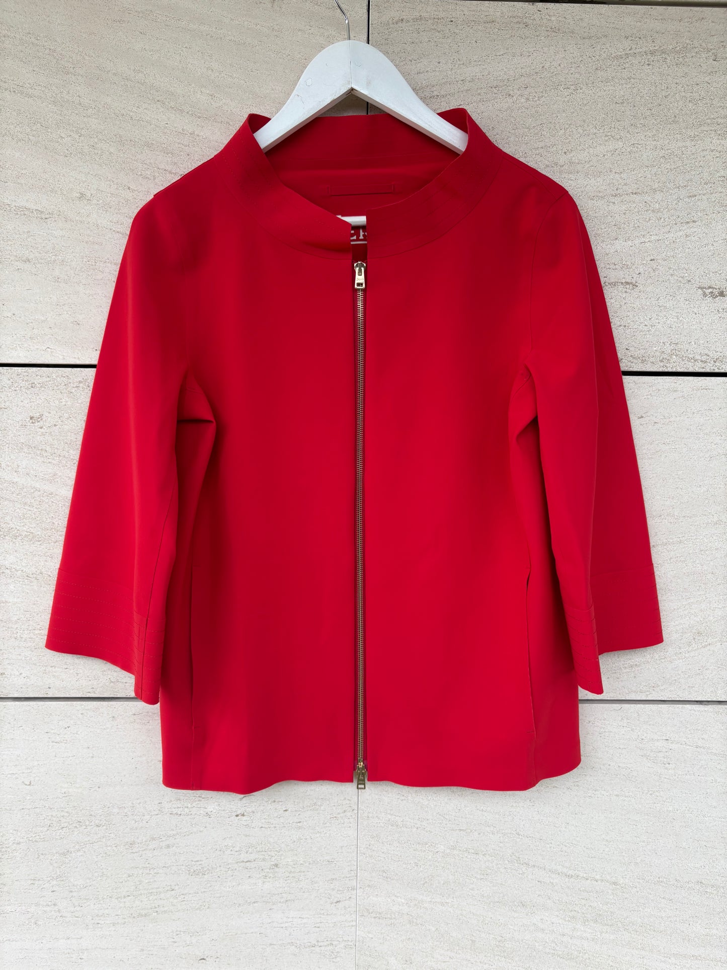 HERNO. Chaqueta roja textura