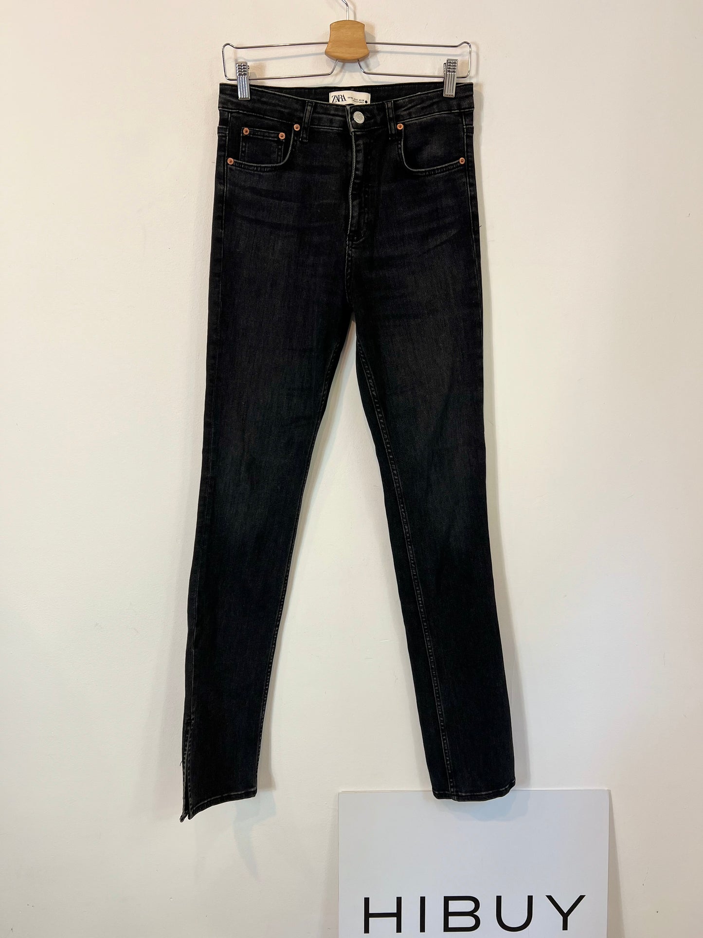 ZARA. Pantalón negro aberturas T.38