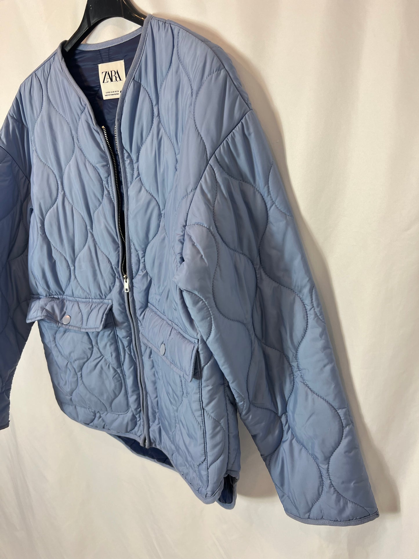 ZARA. Plumas azul bolsillos T.xs