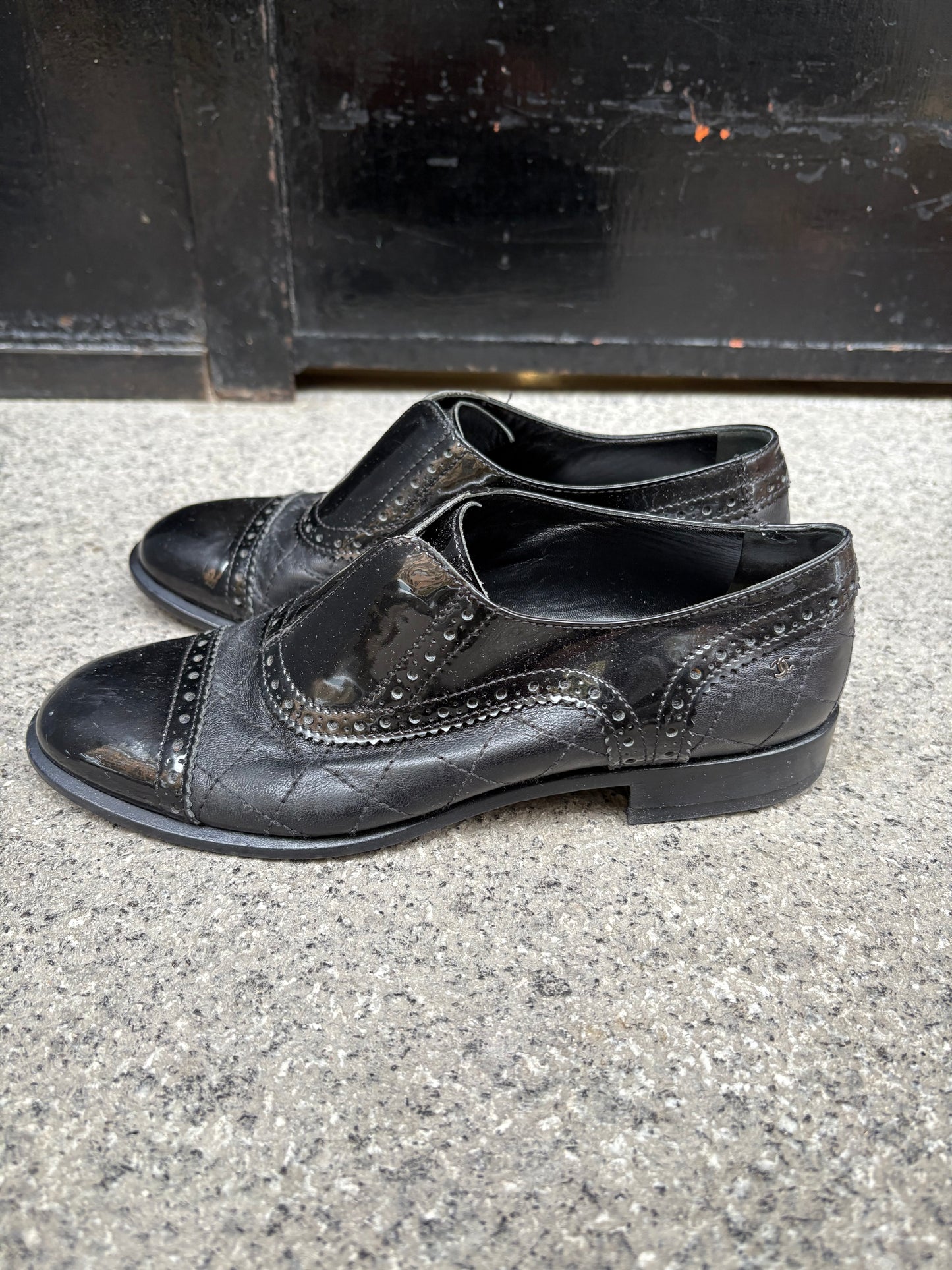 CHANEL. Zapatos Oxford negros piel