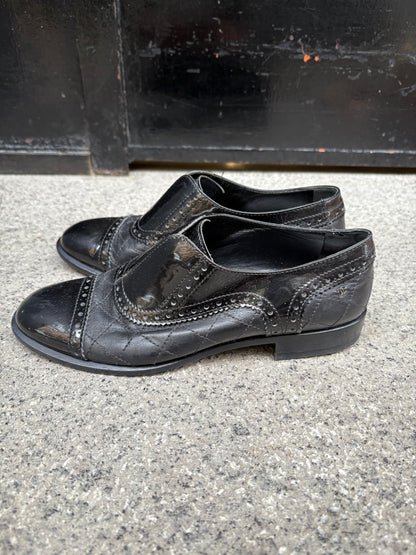 CHANEL. Zapatos Oxford negros piel