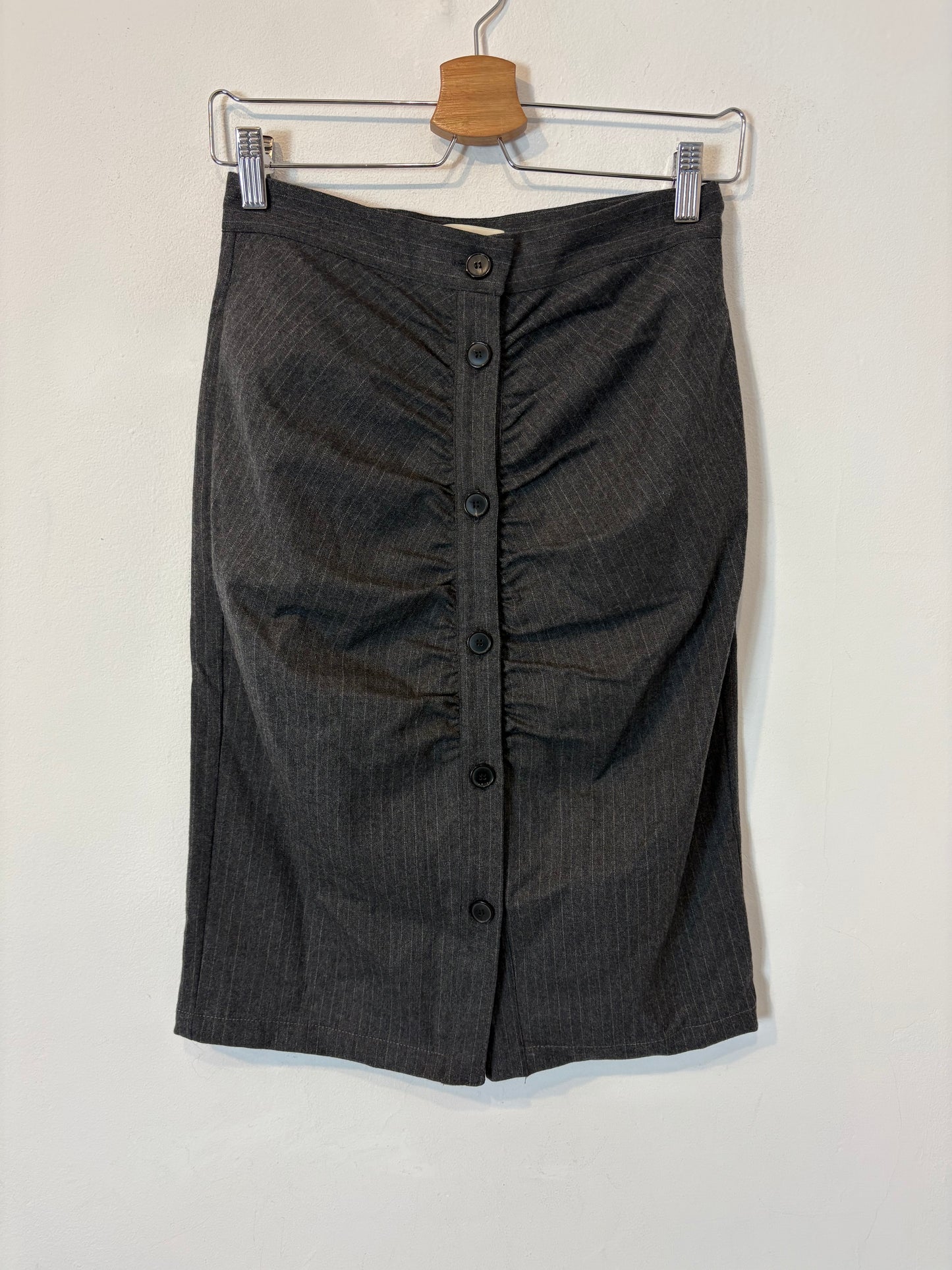 MASSCOB. Falda abotonada raya diplomática