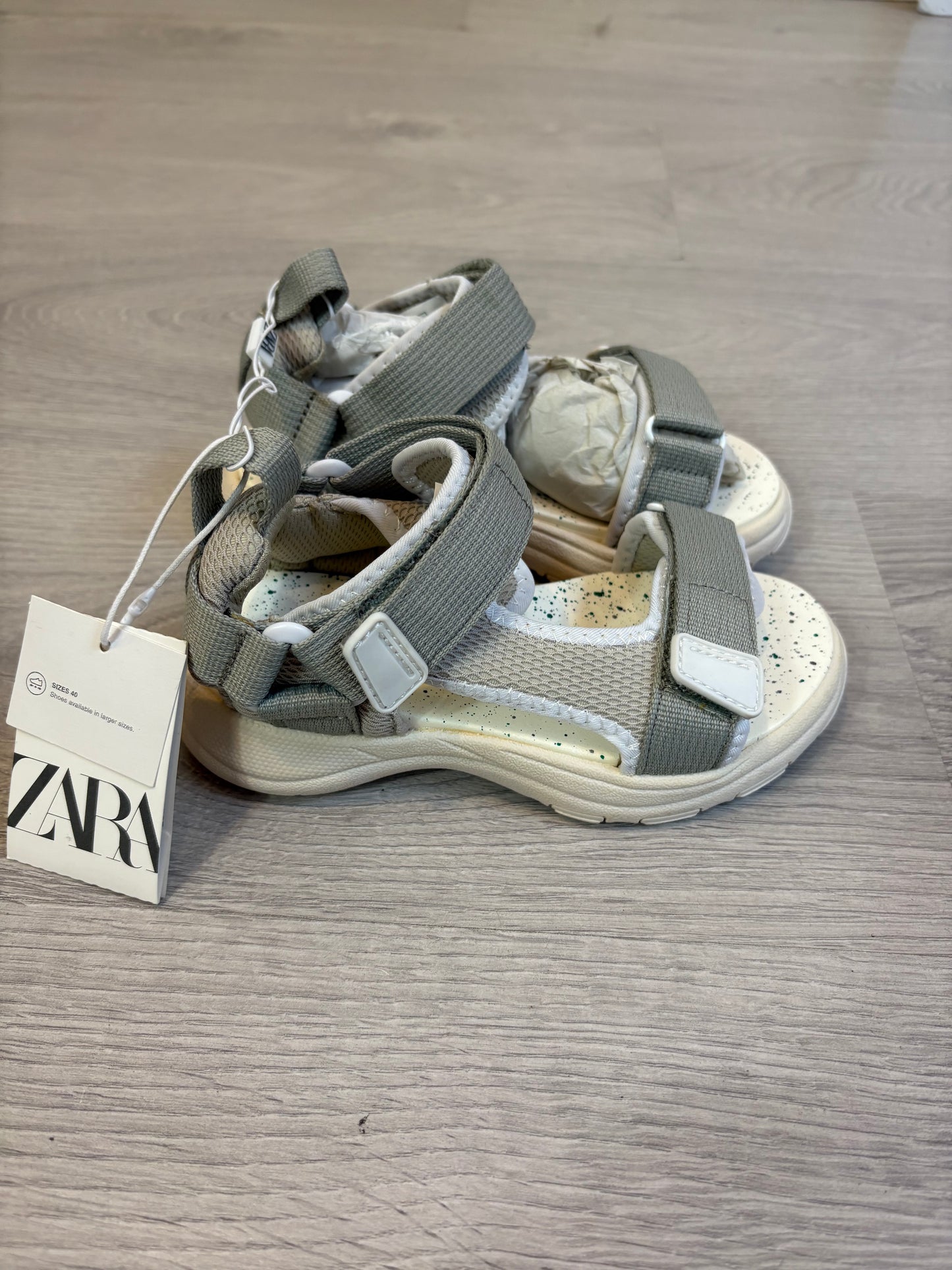 ZARA. Zapatillas velcro suela goma. T 28