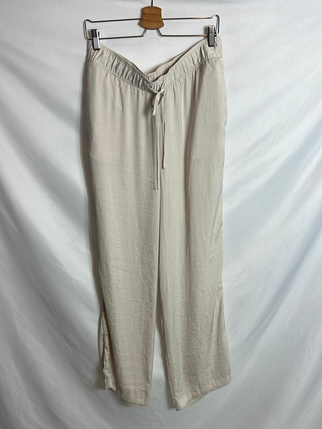 H&M. Pantalones fluidos color champagne. T L