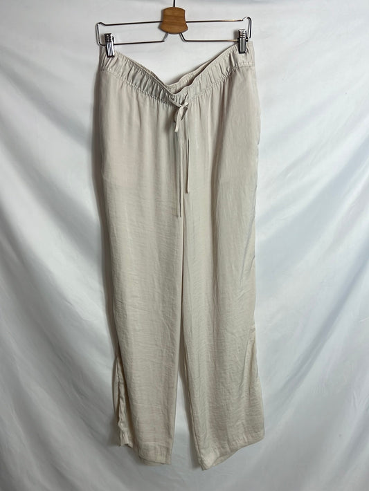 H&M. Pantalones fluidos color champagne. T L