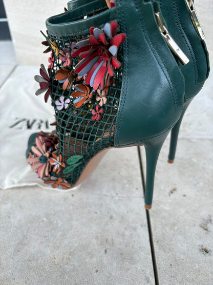 ZARA. Sandalias piel flores. T 36