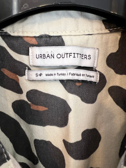 URBAN OUTFITERS. Mono beige animal print T.s