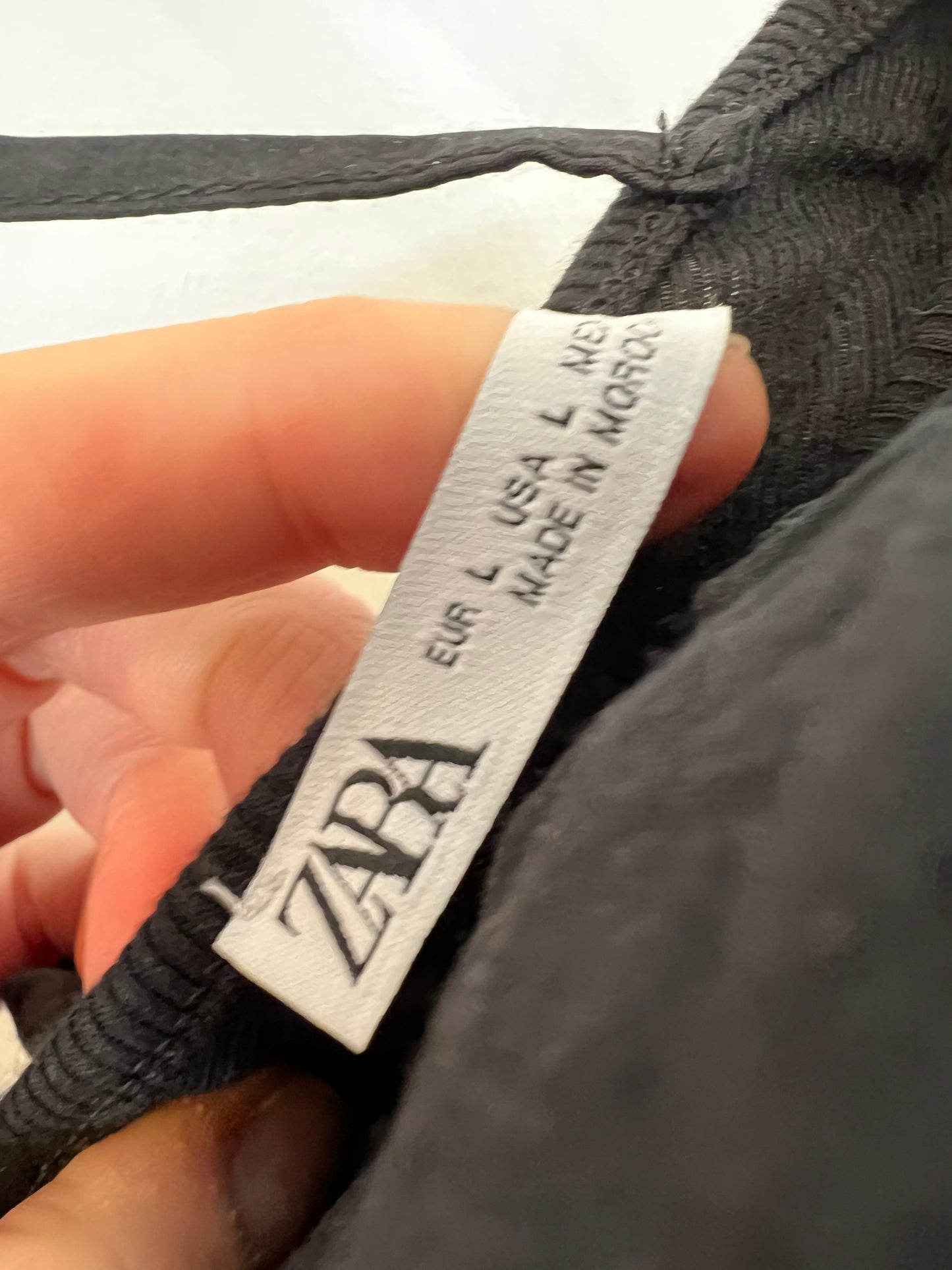 ZARA. Body negro volantes. T L