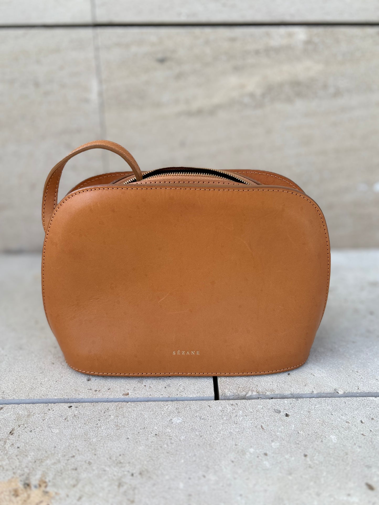 SÉZANE. Bolso camel asa larga