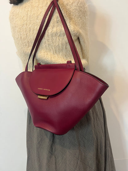 SANDRA FRECKLED. Bolso de hombro en piel burdeos