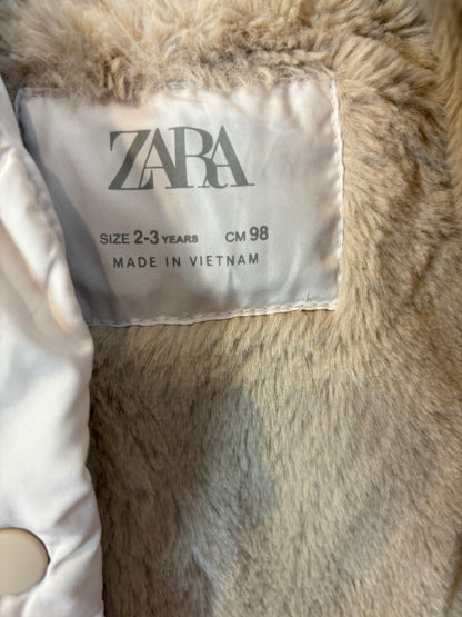 ZARA. Abrigo acolchado beige. T 2 -3 años