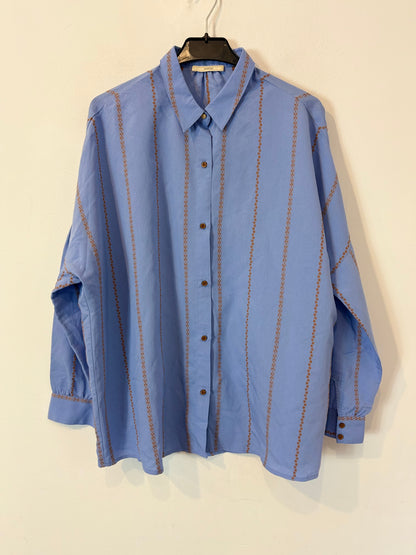 SESSÚN. Camisa azul greca