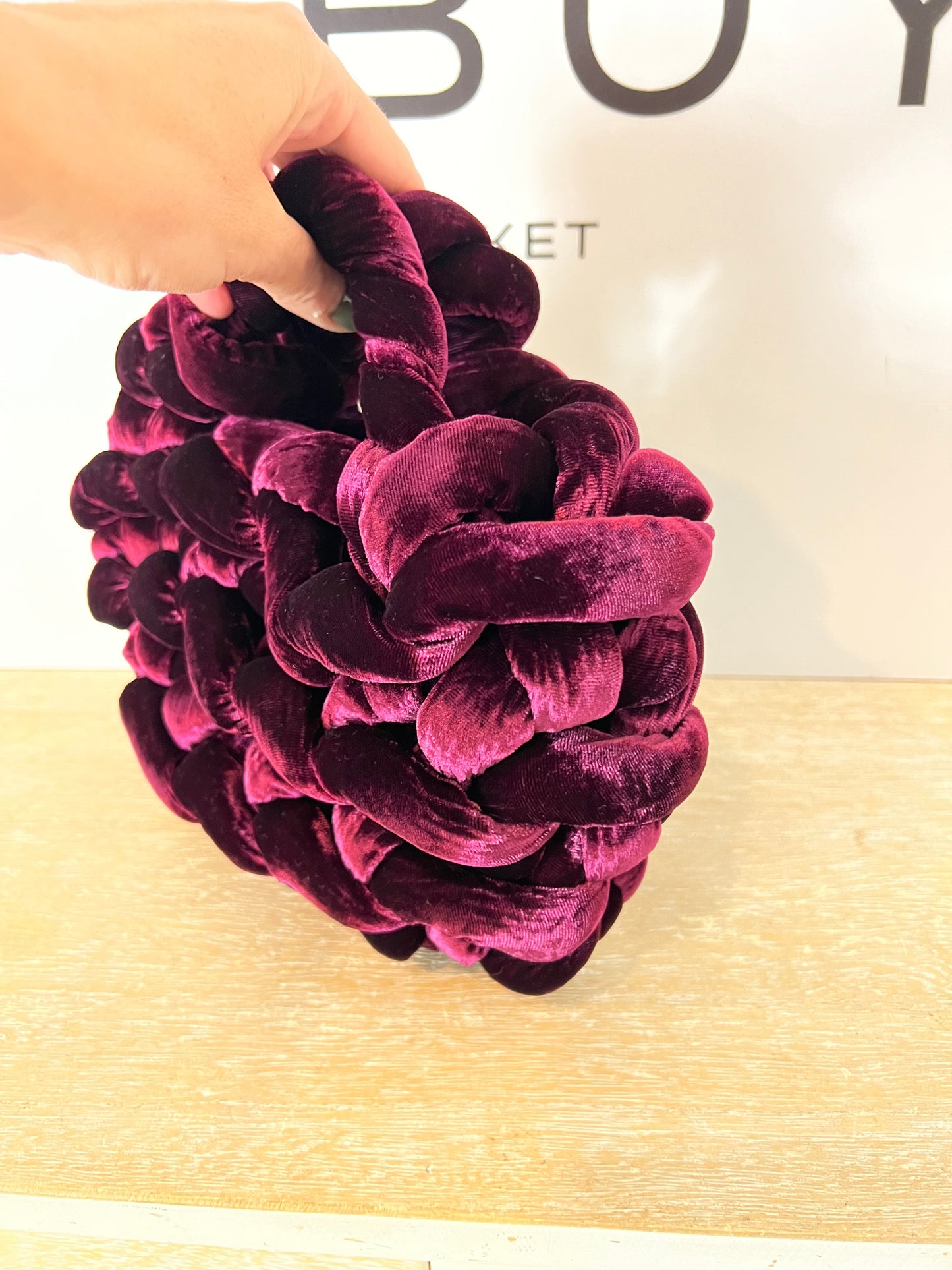 ZARA. Bolso de mano trenzado terciopelo