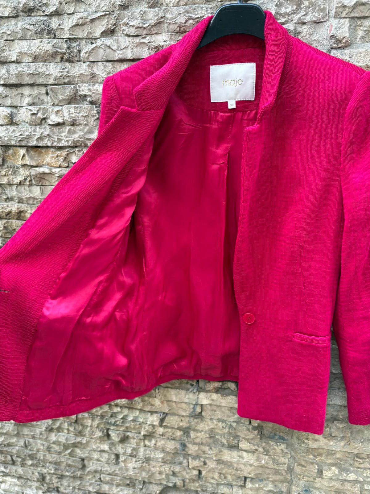 MAJE. Chaqueta fucsia textura