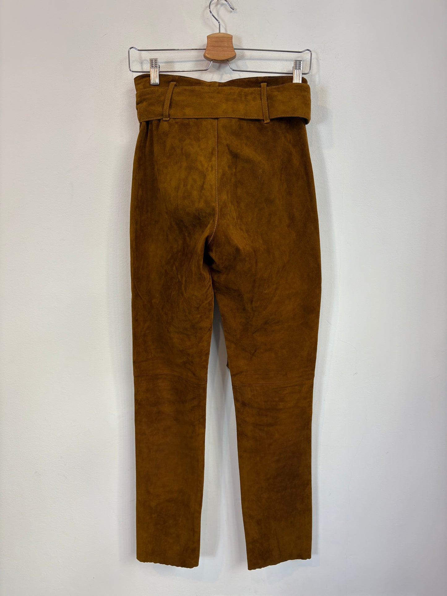 MON & PAU. Pantalón piel vuelta camel