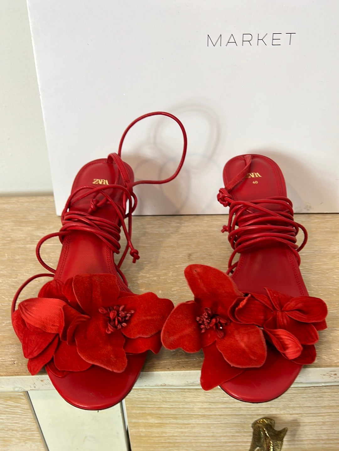 ZARA. Sandalia rojas flores T.40