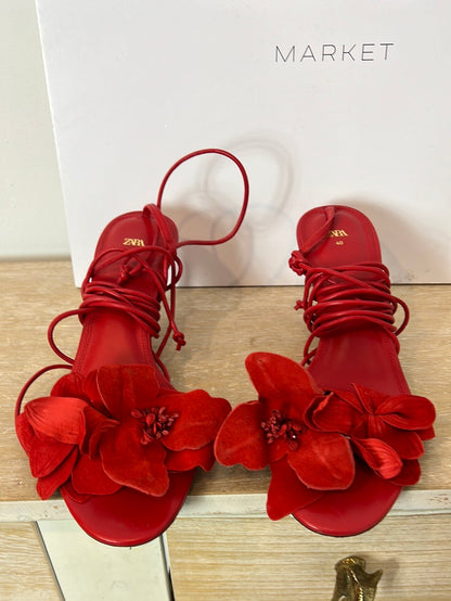 ZARA. Sandalia rojas flores T.40