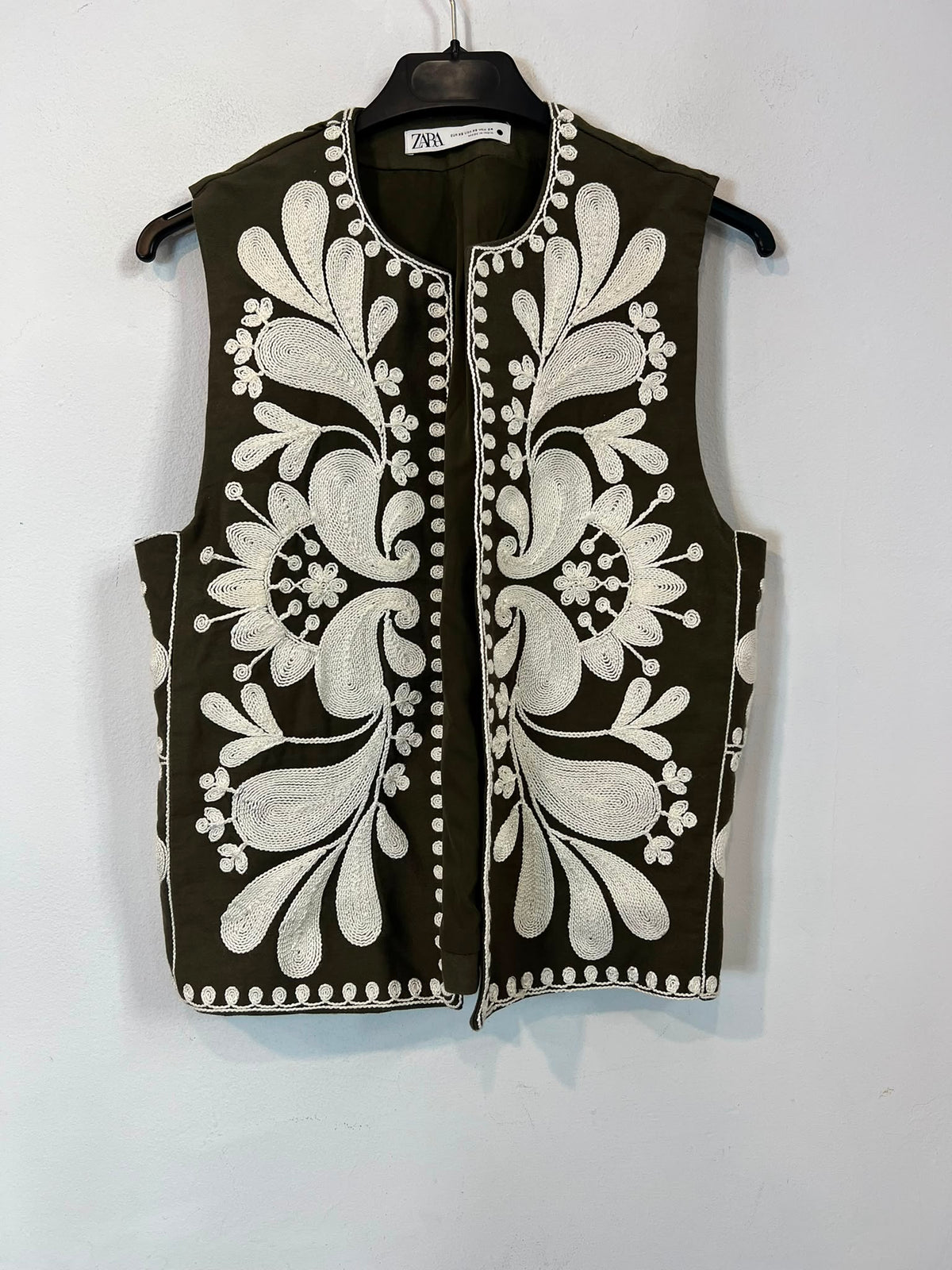 ZARA. Chaleco verde bordados
