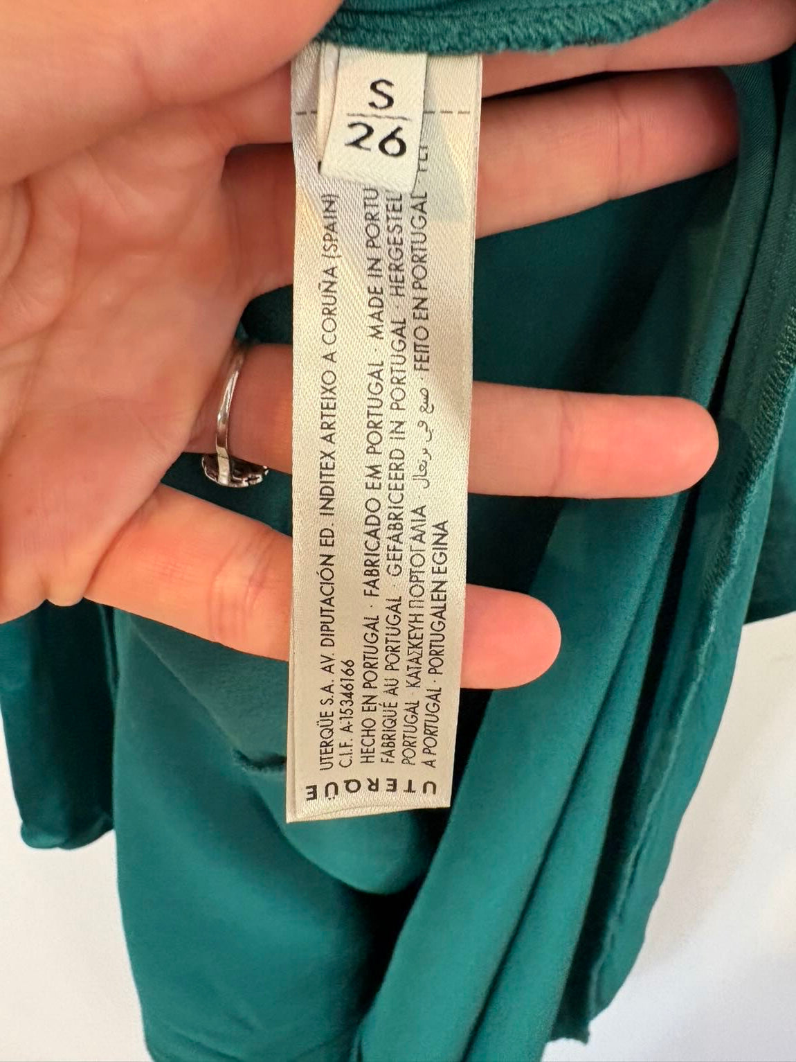 UTERQÜE. Vestido largo satinado escote pico