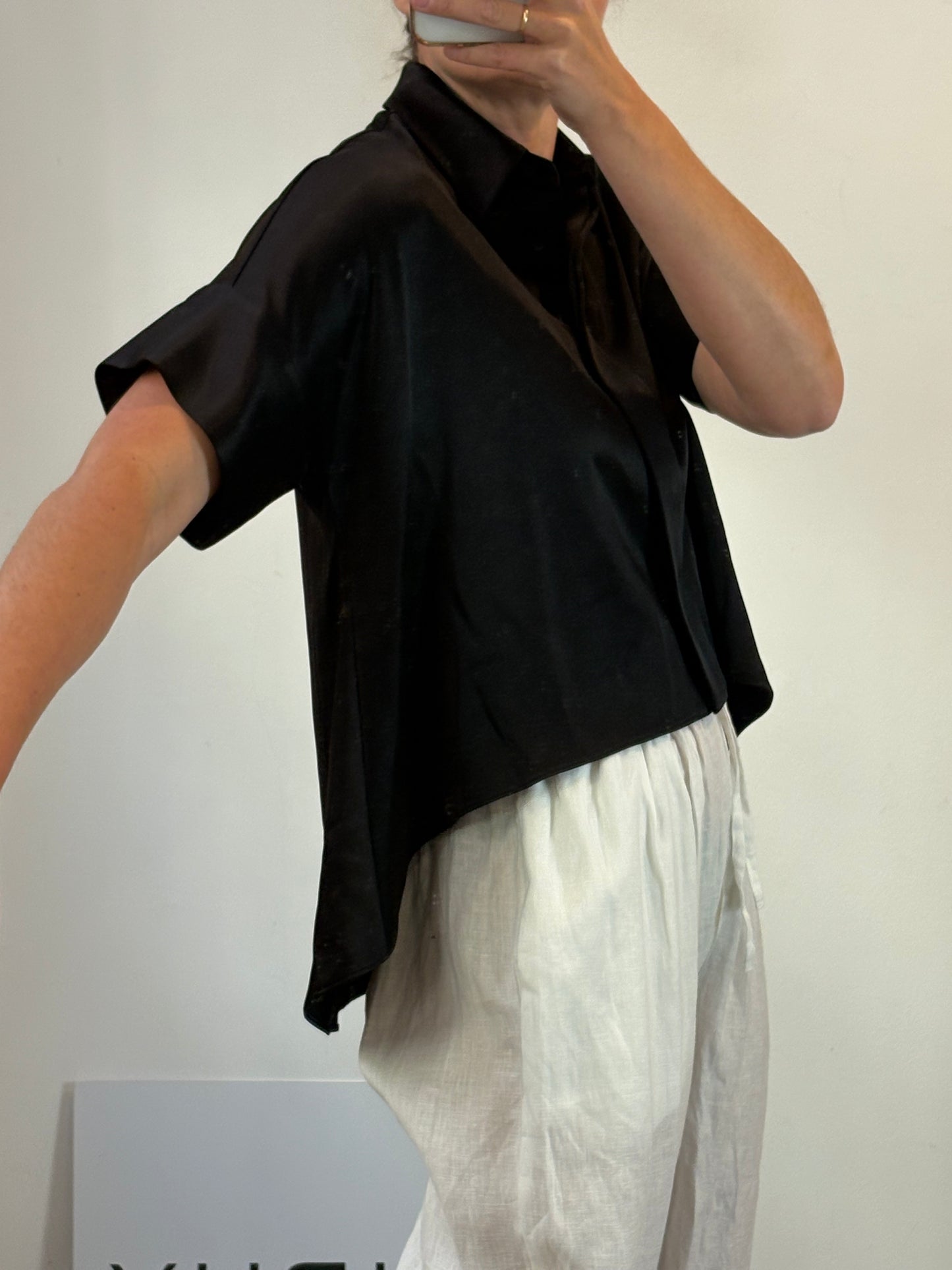 ALICE + OLIVIA. Blusa negra vuelo satinada