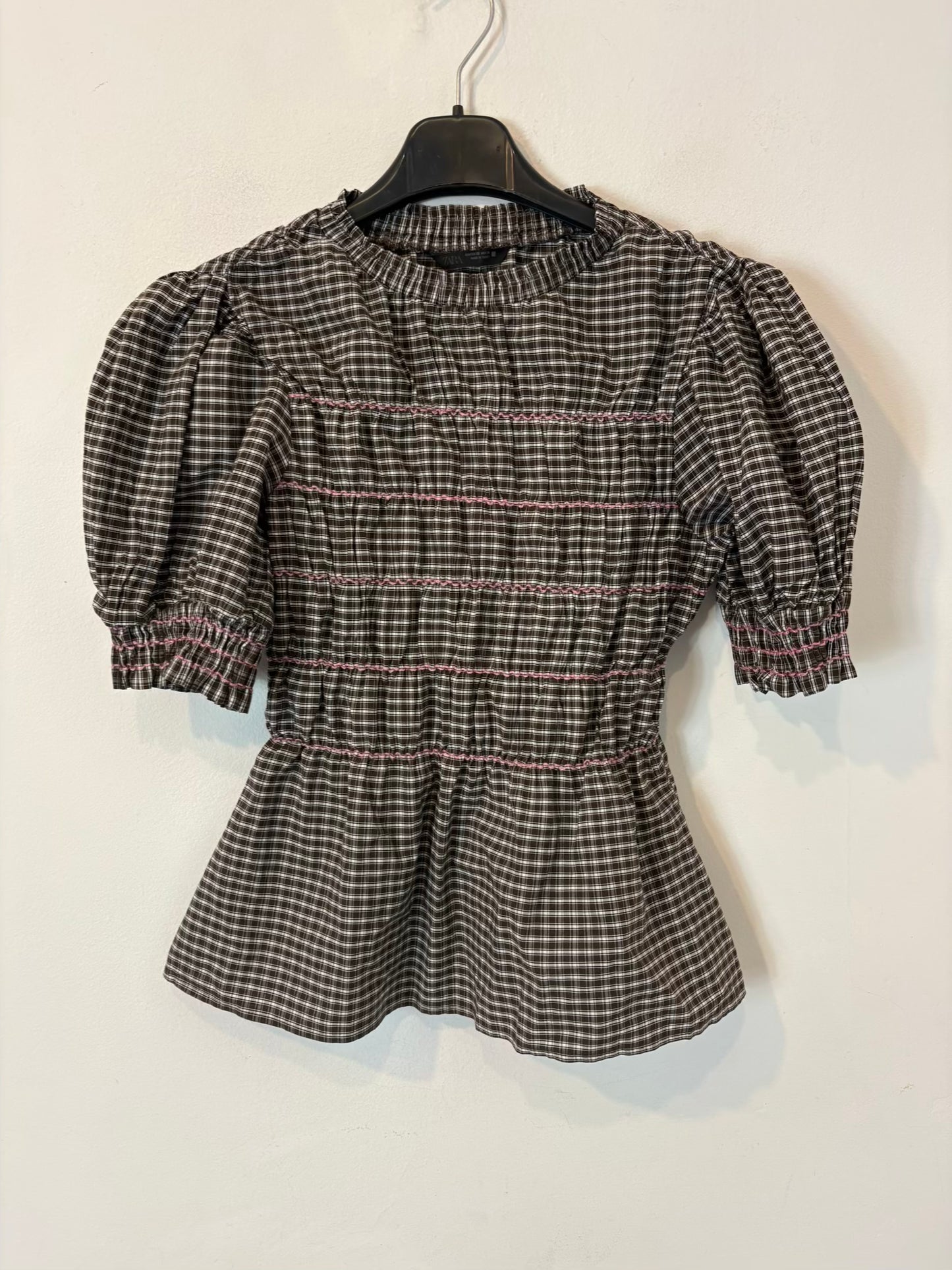 ZARA. Blusa fruncidos detalles bordados