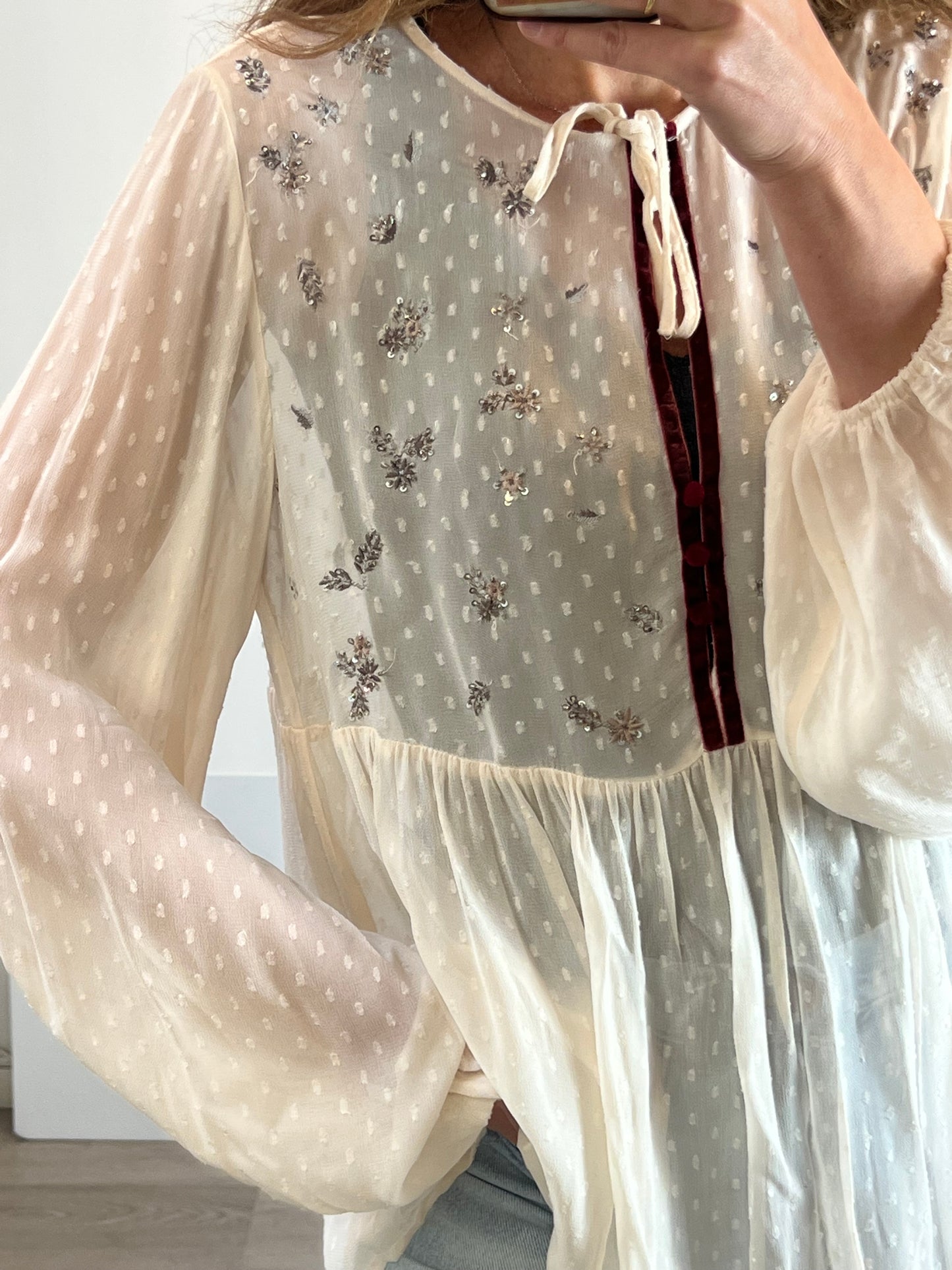 ZARA. Blusa beige fluida abalorios. T L