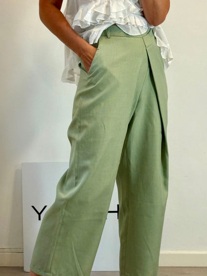 SOURCE UNKNOWN. Pantalón verde claro cruzado