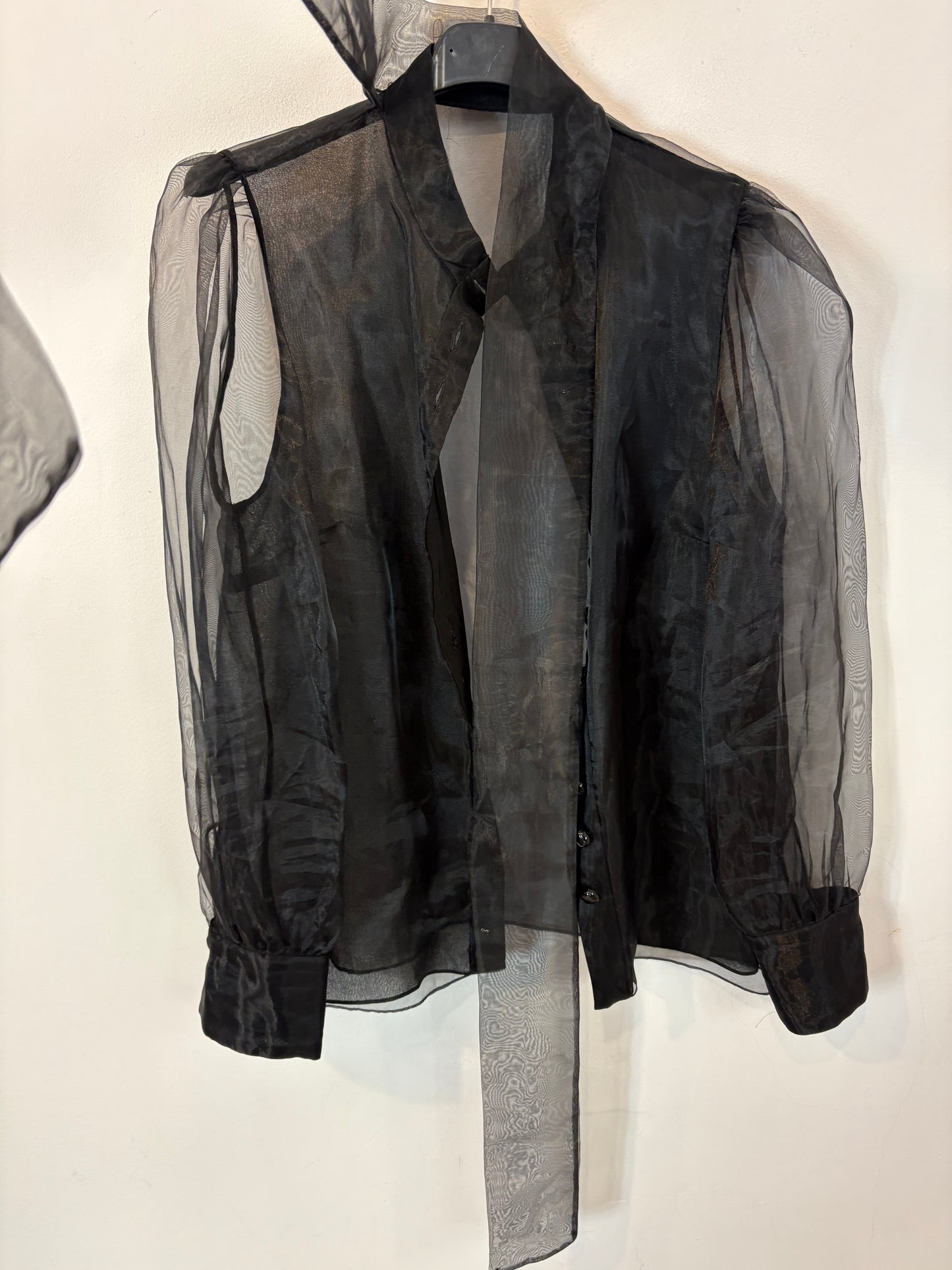 ZARA. Blusa negra organza