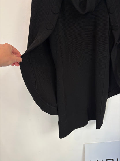 MIRIAM OCARIZ. Vestido negro textura capa