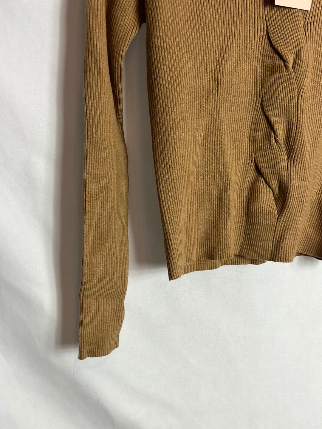 MY PEEPTOES. Camel ribbed sweater with neck detail. TS